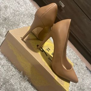 Mix No. 6 Heels, size 6.5, Tan color